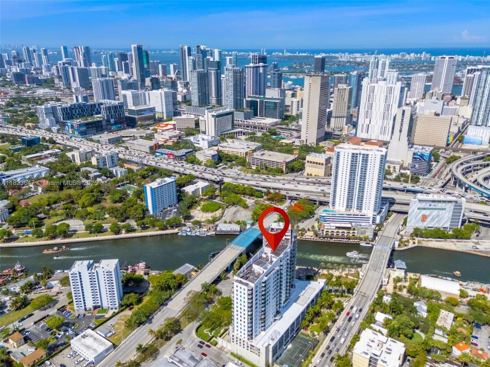 10 SW South River Dr PHI03, Miami, Флорида 33130, Соединенные Штаты