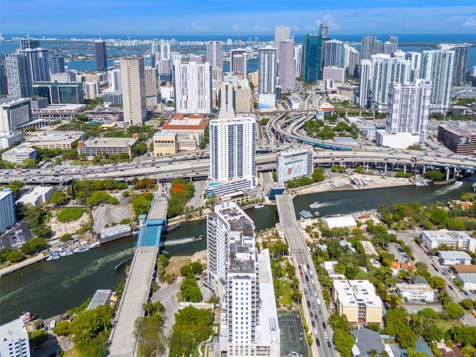 10 SW South River Dr PHI03, Miami, Флорида 33130, Соединенные Штаты