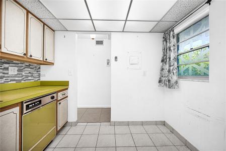 3551 NE 169th St 312, North Miami Beach, Florida 33160, USA