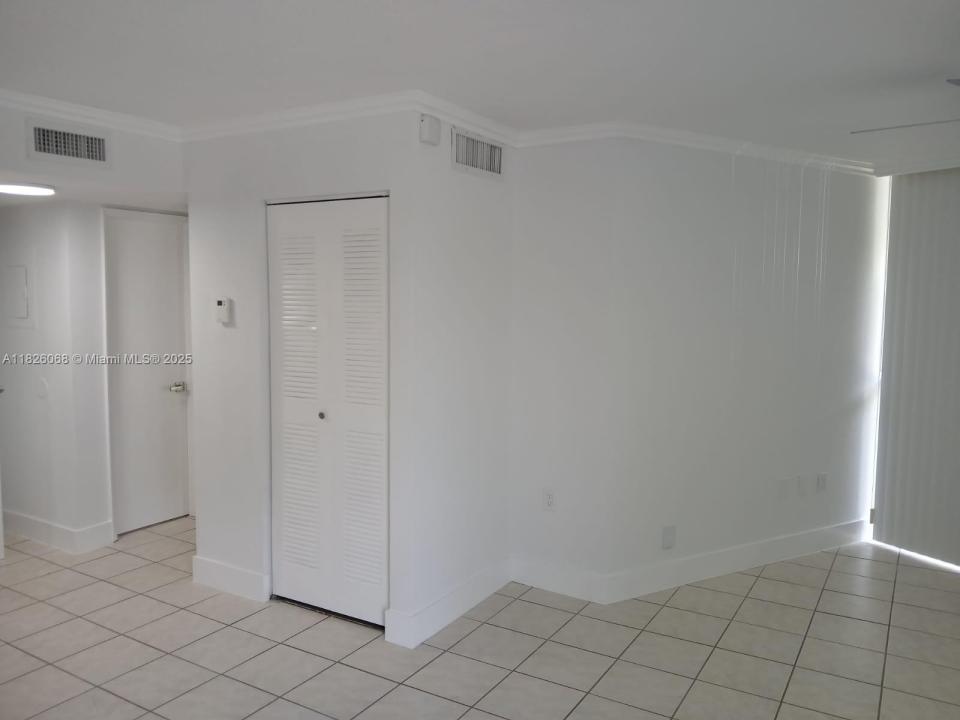 6955 NW 186th St F110, Hialeah, Florida 33015, Estados Unidos