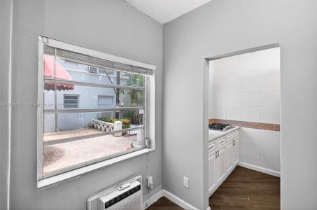 215 30th Street 10, Miami Beach, Florida 33140, USA