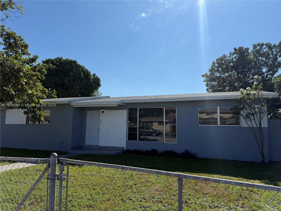 954 W 72nd Pl, Hialeah, Florida 33014, Estados Unidos