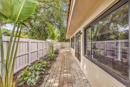 220 NE 105 St, Miami Shores, Florida 33138, USA