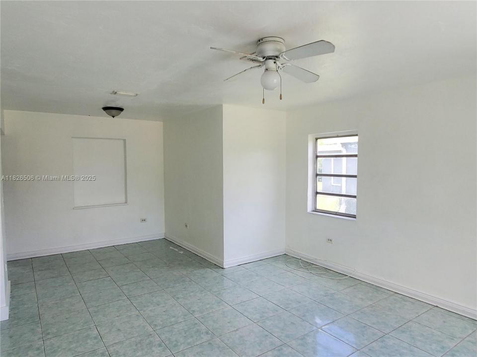 1240 NE 143rd St, North Miami, Floride 33161, États-Unis