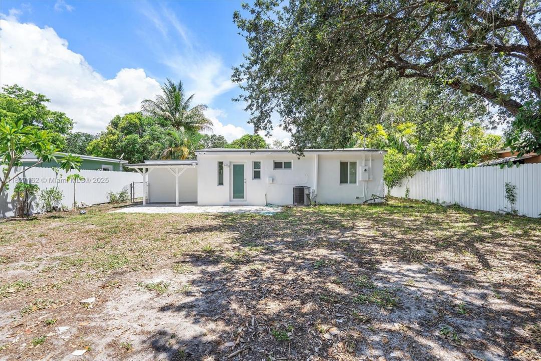 160 NW 121st St 0, North Miami, Floryda 33168, USA