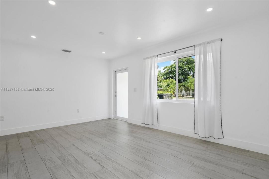 160 NW 121st St 0, North Miami, Floryda 33168, USA