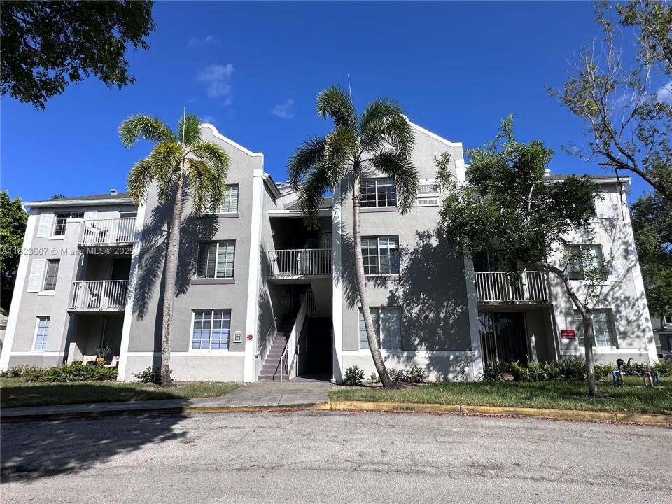 11185 SW 6th St 303, Pembroke Pines, Florida 33025