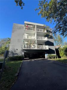 645 NE 121st St 404, North Miami, Florida 33161, USA