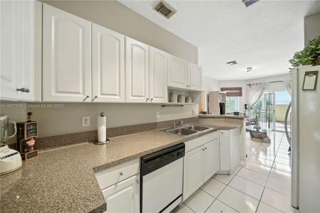 8260 NW 10th St 4, Miami, Florida 33126, USA