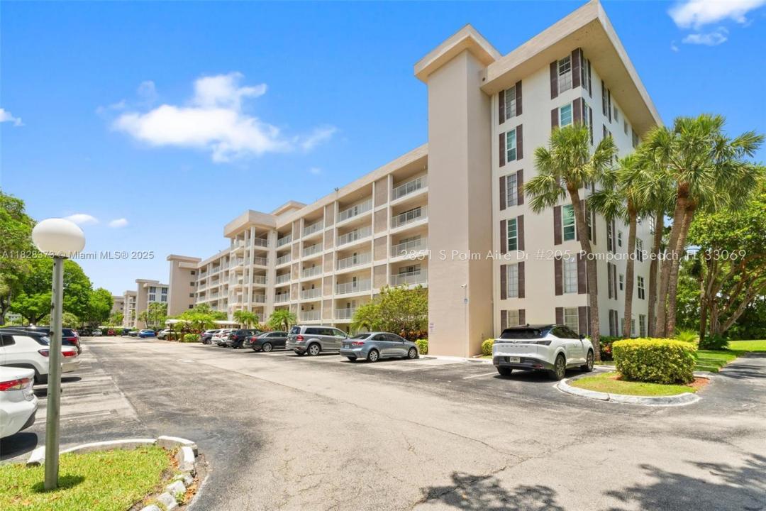 2851 S Palm Aire Dr 205, Pompano Beach, Florida 33069, USA