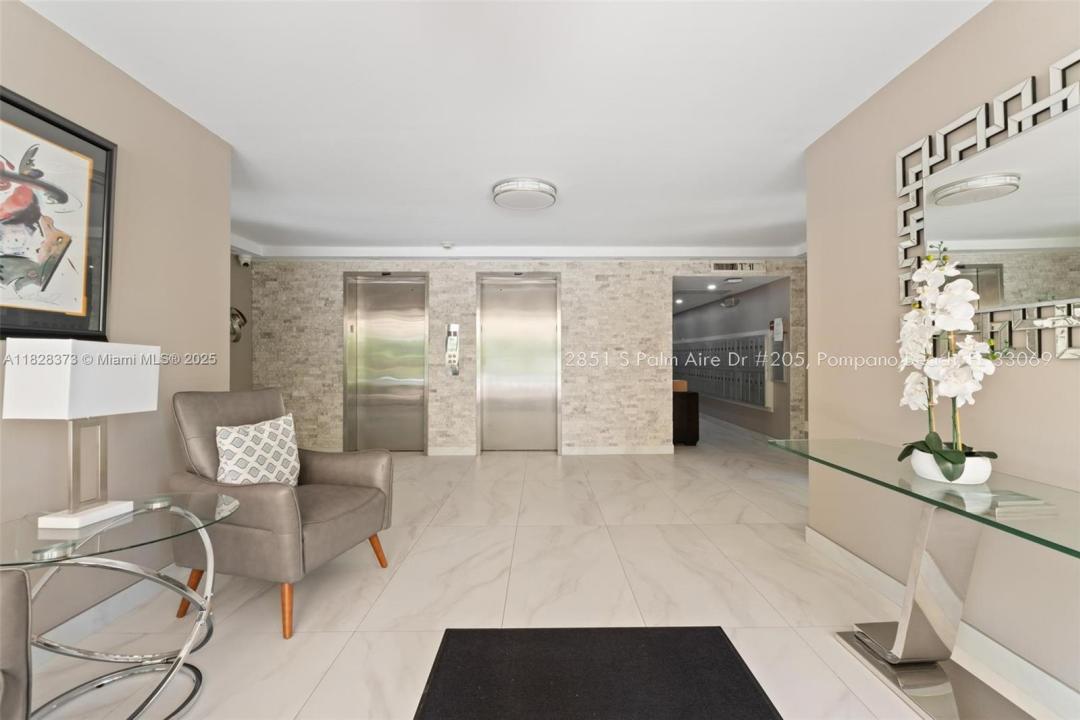 2851 S Palm Aire Dr 205, Pompano Beach, Florida 33069, USA