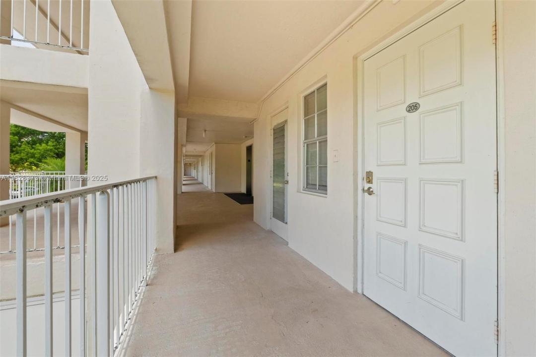 2851 S Palm Aire Dr 205, Pompano Beach, Florida 33069, USA