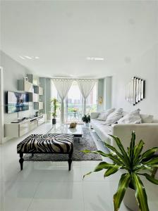 19390 Collins Ave 911, Sunny Isles Beach, Florida 33160, USA