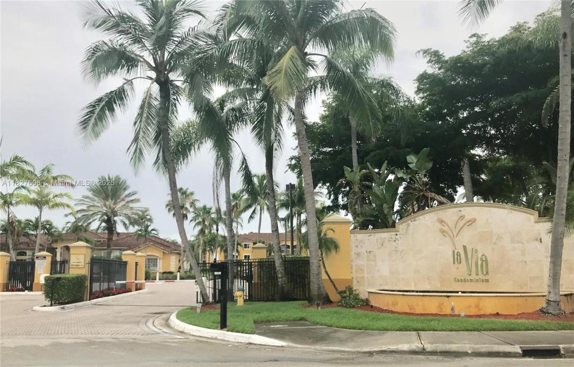 165 NW 96th Ter 3203, Pembroke Pines, Florida 33024