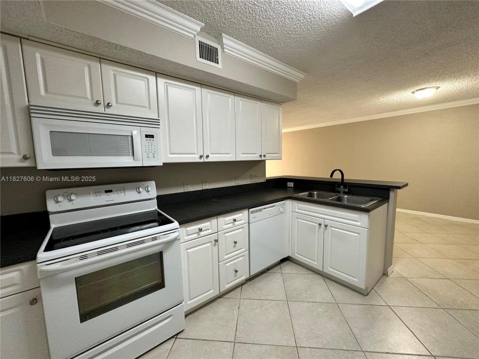 165 NW 96th Ter 3203, Pembroke Pines, Florida 33024