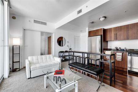 300 S Biscayne Blvd T-1403, Miami, Florida 33131, USA