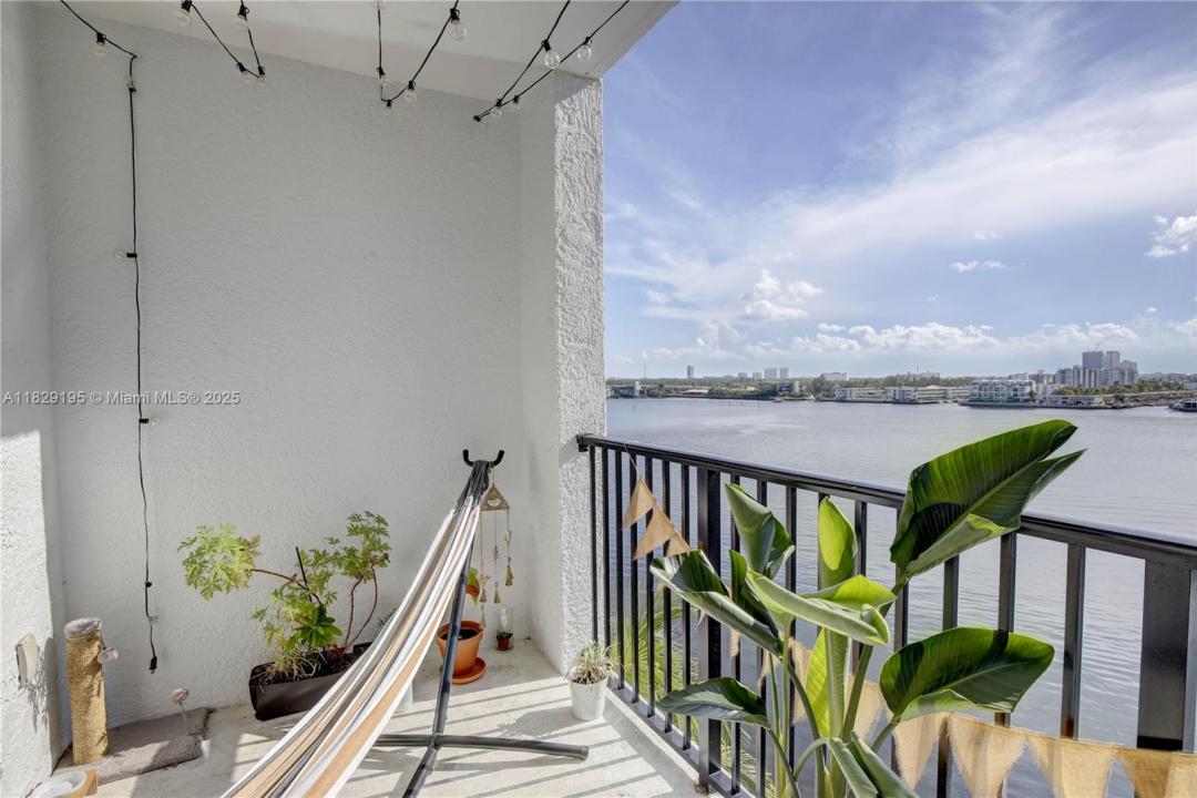 17150 N Bay Rd 2707, Sunny Isles Beach, Florida 33160, Stati Uniti