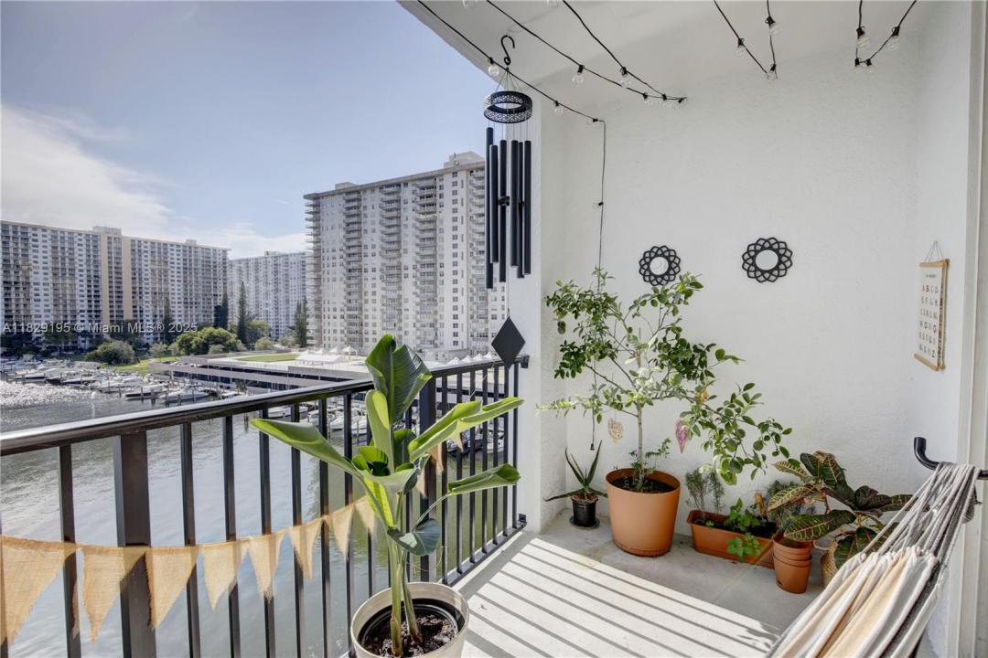 17150 N Bay Rd 2707, Sunny Isles Beach, Florida 33160, Stati Uniti