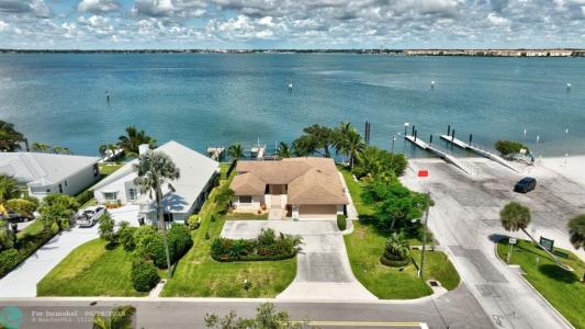 1701 Bayshore Dr, Hutchinson Island, Florida 34949