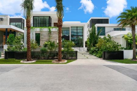 1045 N Venetian Dr, Miami, Florida 33139, USA