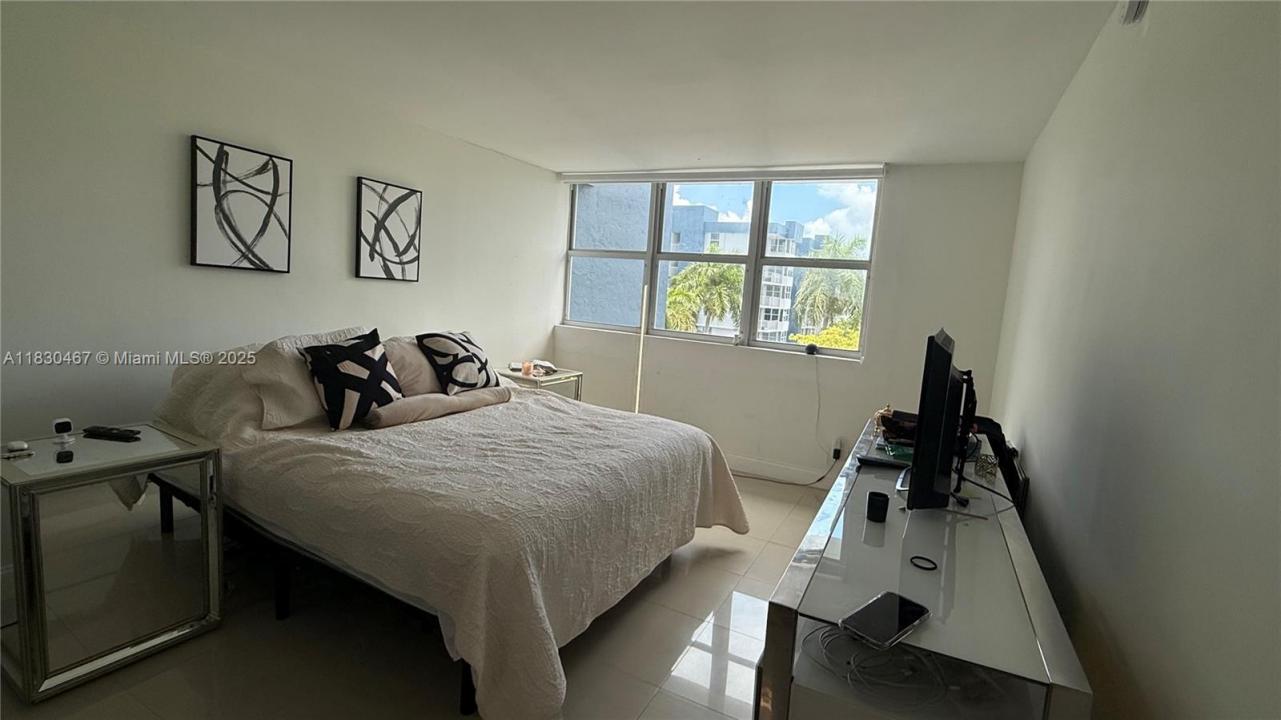16546 NE 26th Ave 4I, North Miami Beach, Florida 33160, USA