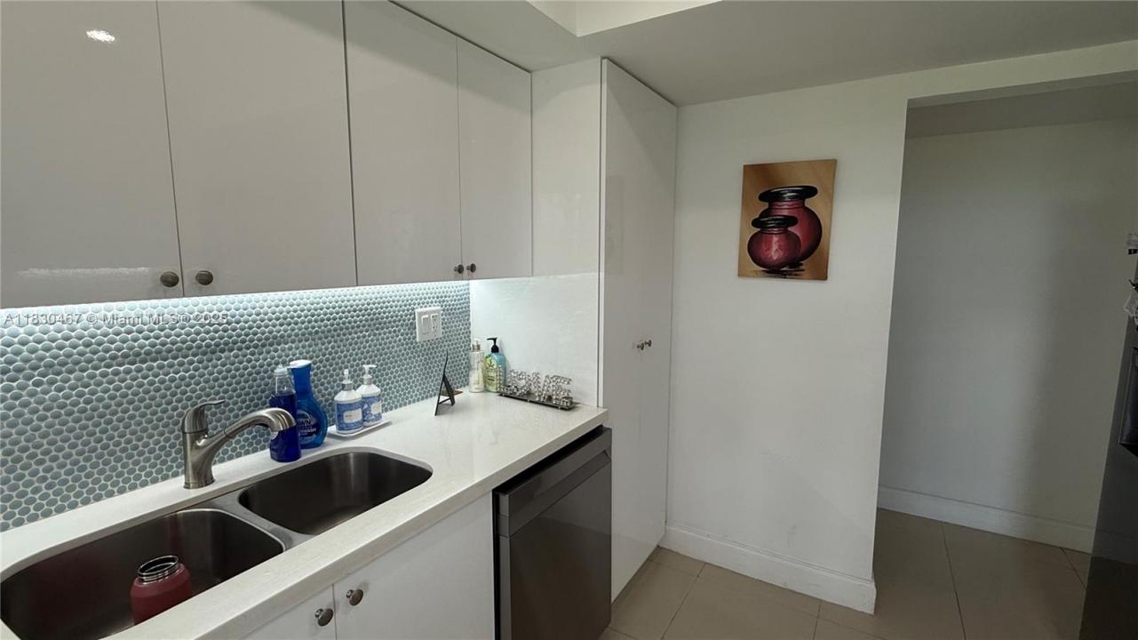 16546 NE 26th Ave 4I, North Miami Beach, Florida 33160, USA