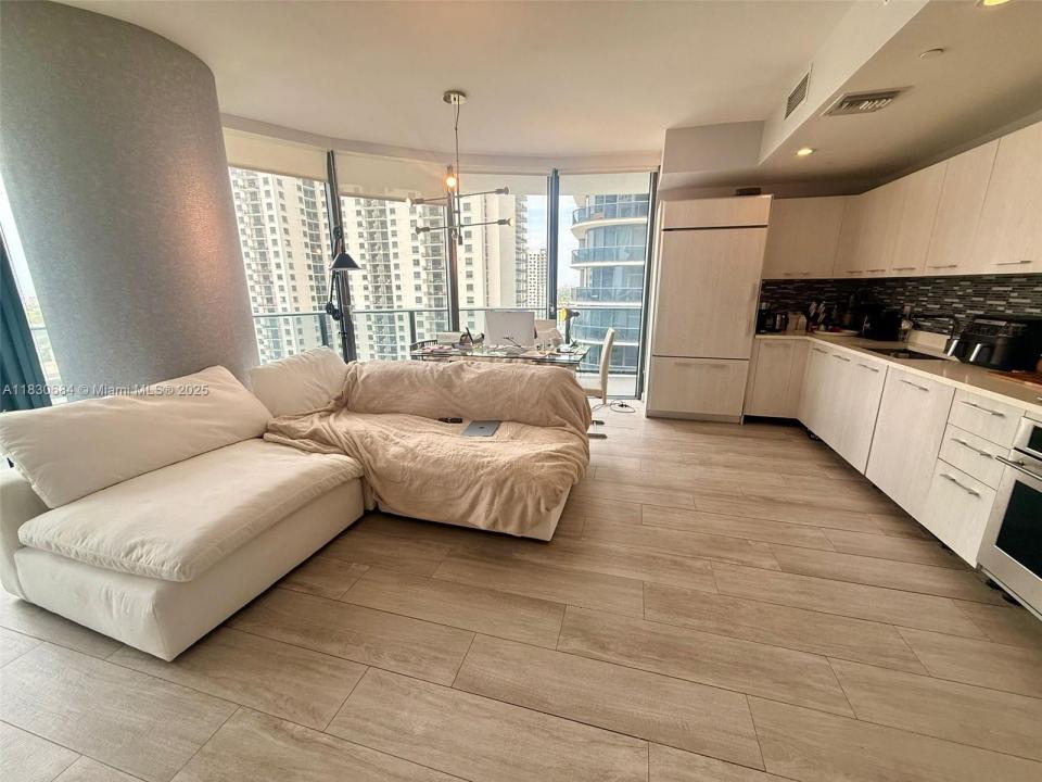 45 SW 9th St 1906, Miami, Florida 33130