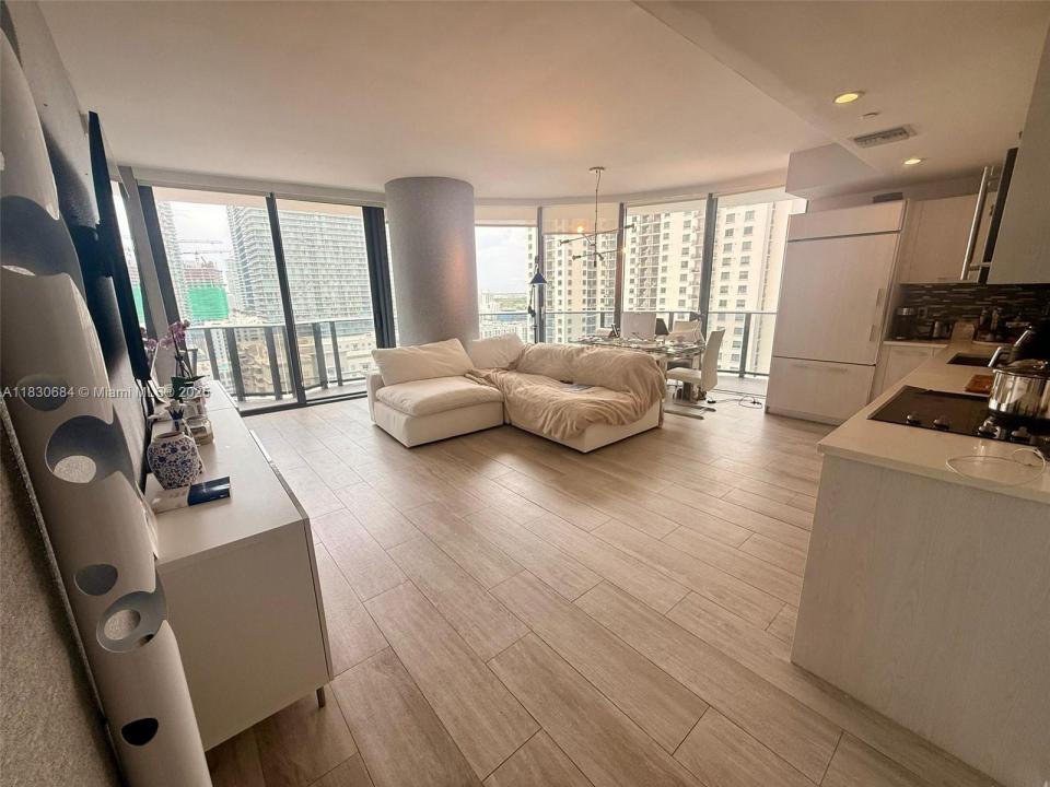 45 SW 9th St 1906, Miami, Florida 33130
