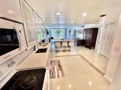 3051 S Palm Aire Dr 201, Pompano Beach, Florida 33069, USA
