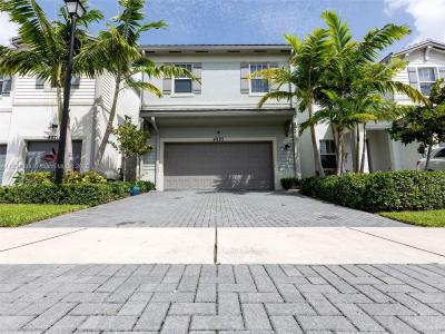 4923 NW 48th Ter, Tamarac, Florida 33319, USA