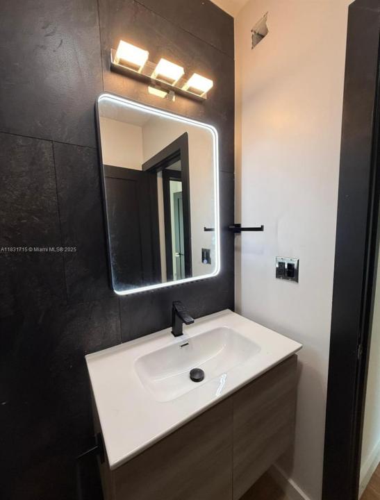 516 NW 2nd ave B, Hallandale Beach, Florida 33009, USA