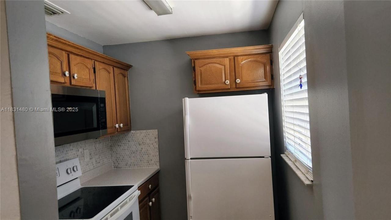 55 SW 12th St 3, Dania Beach, Florida 33004