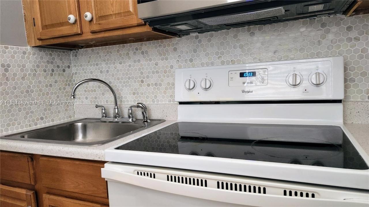 55 SW 12th St 3, Dania Beach, Florida 33004
