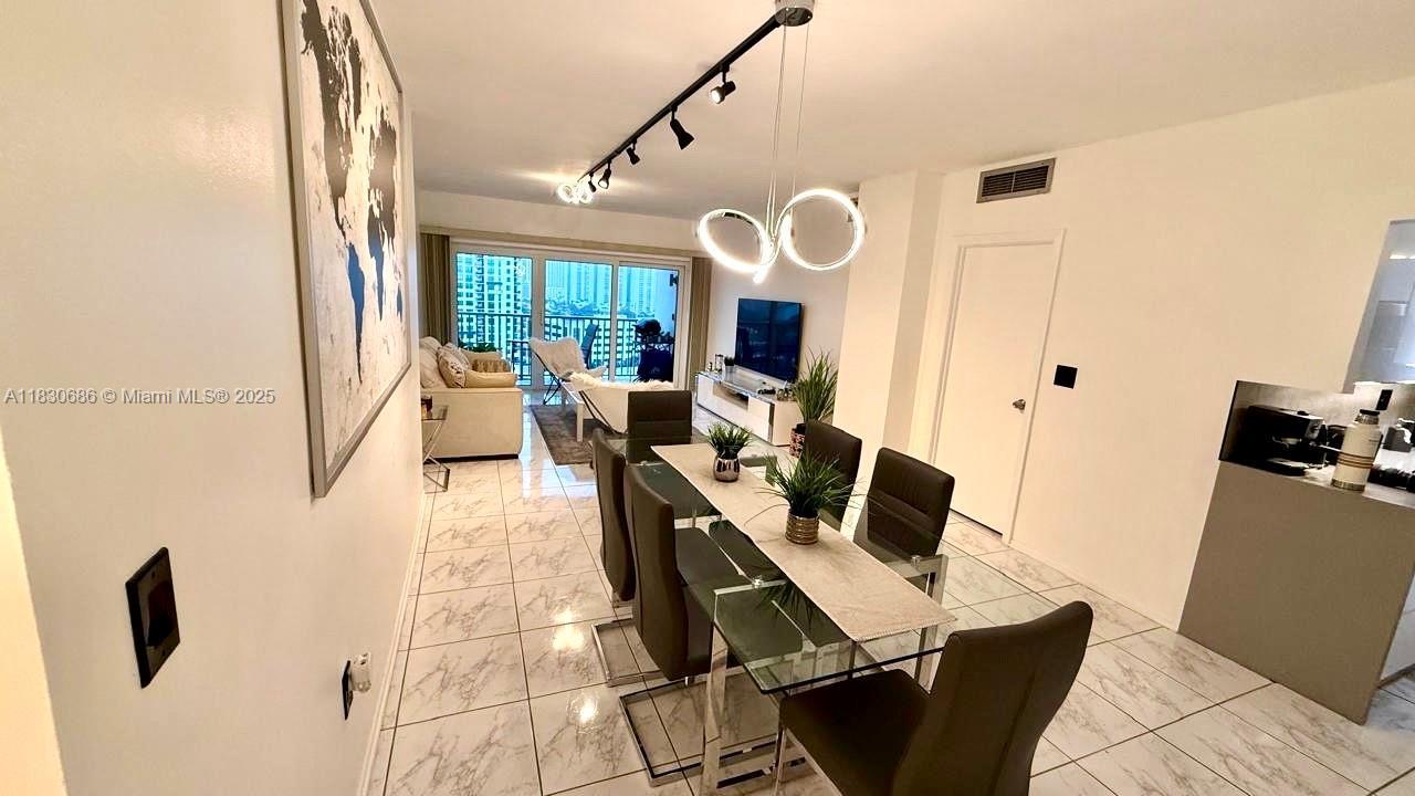 300 Bayview Dr 1603, Sunny Isles Beach, פלורידה 33160, ארצות הברית של אמריקה 