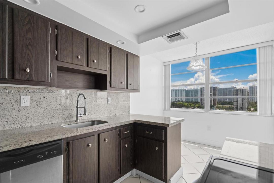 18081 Biscayne Blvd 1205, Aventura, Florida 33160, Amerika Birleşik Devletleri