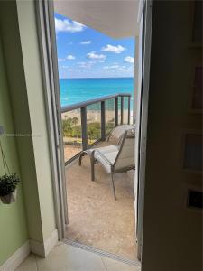 6039 Collins Ave 823, Miami Beach, Florida 33140, USA