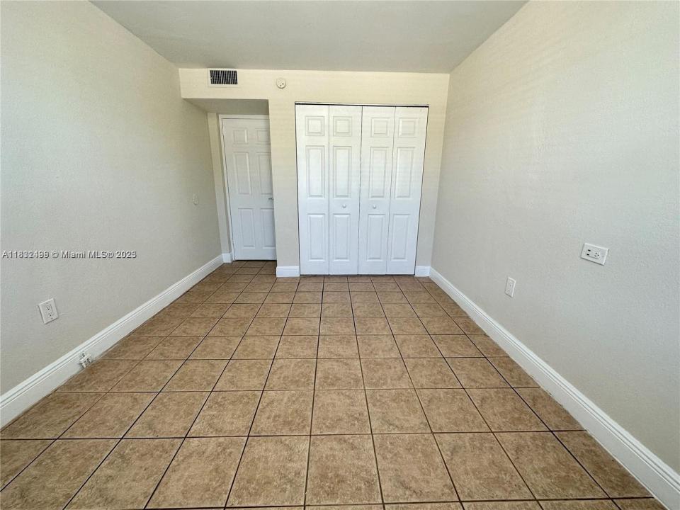 1800 Sans Souci Blvd 105, North Miami, פלורידה 33181, ארצות הברית של אמריקה 
