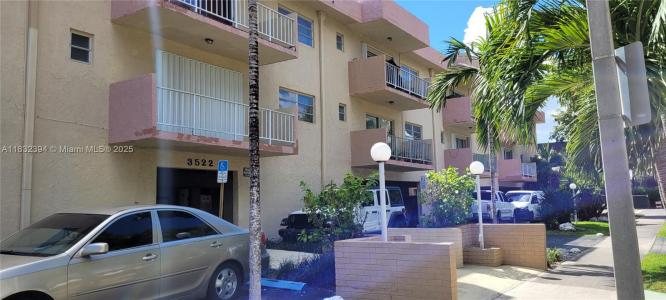 3522 NE 171st St 104, North Miami Beach, Florida 33160, USA
