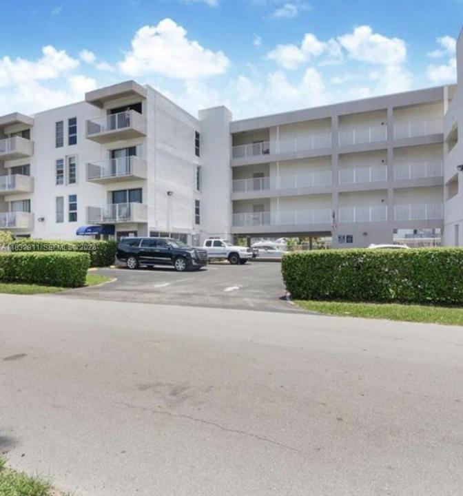 3716 NE 168th St 303, North Miami Beach, Floride 33160, États-Unis