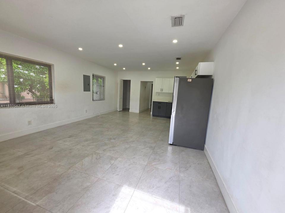 1102 NW 103rd St 2, Miami, Florida 33150, Estados Unidos