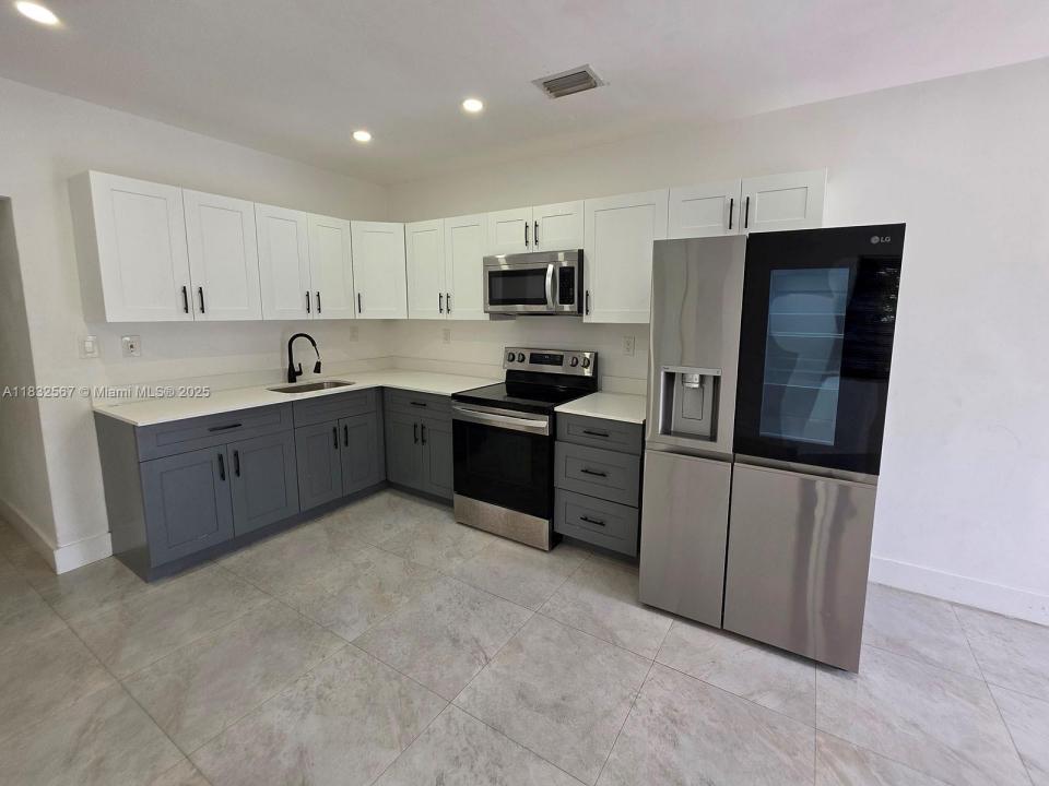 1102 NW 103rd St 2, Miami, Florida 33150, Estados Unidos