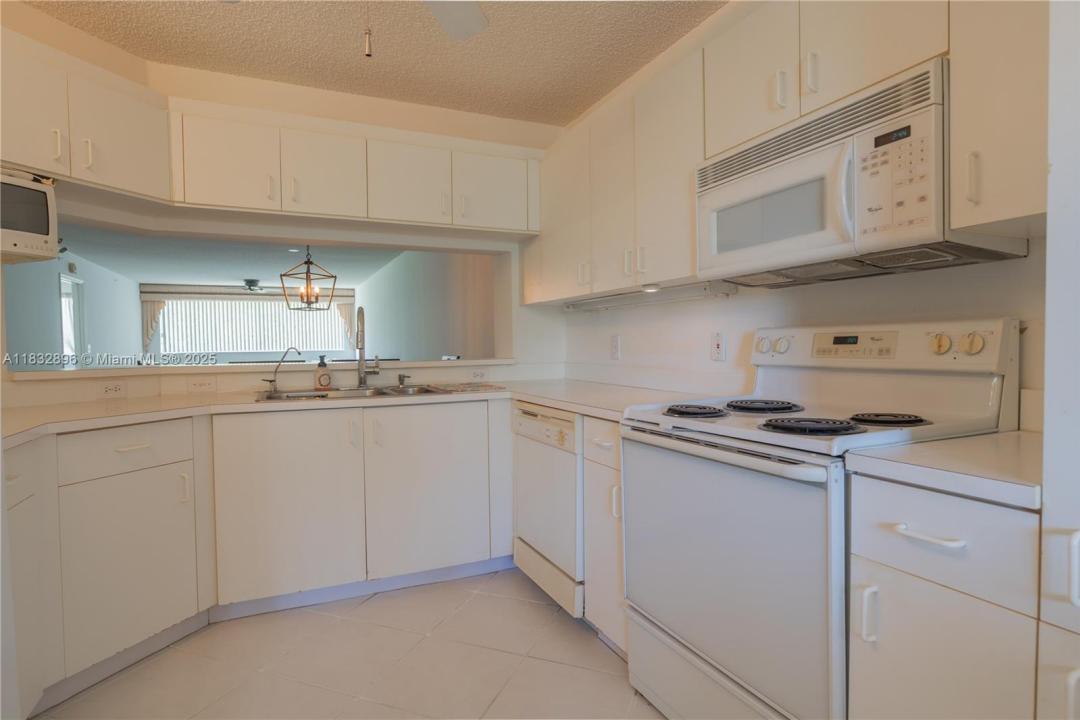 2541 N Nob Hill Rd 309, Sunrise, Florida 33322, USA