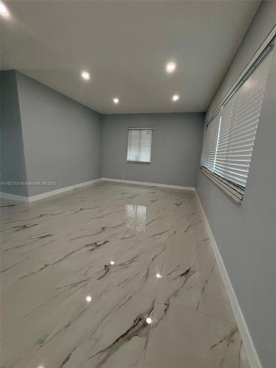 16440 NE 10th Ave MAIN, North Miami Beach, Floryda 33162, USA