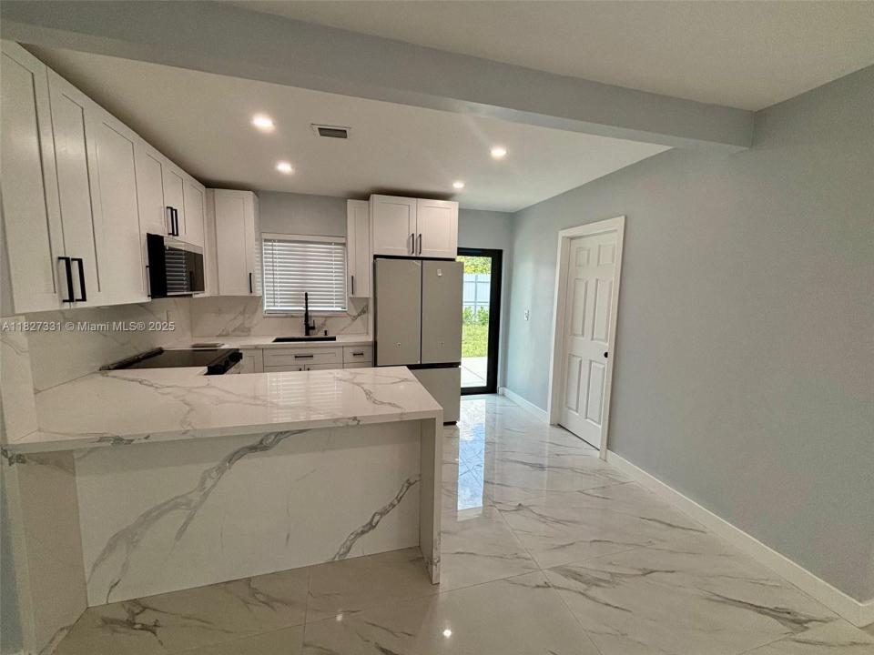 16440 NE 10th Ave MAIN, North Miami Beach, Floryda 33162, USA