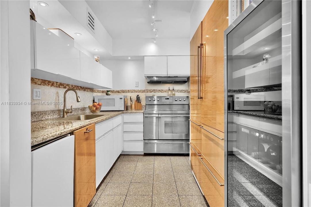 770 NE 69th St 4I, Miami, Florida 33138, USA