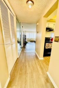 330 SE 2nd St 204G, Hallandale Beach, Florida 33009, USA