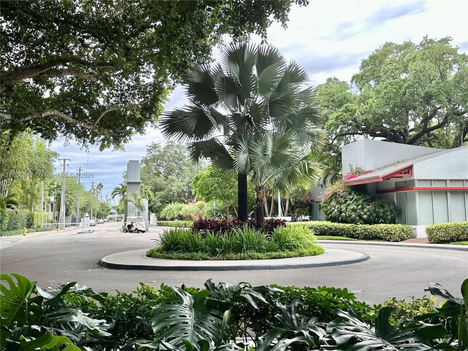 680 NE 64th St A501, Miami, Флорида 33138, Соединенные Штаты