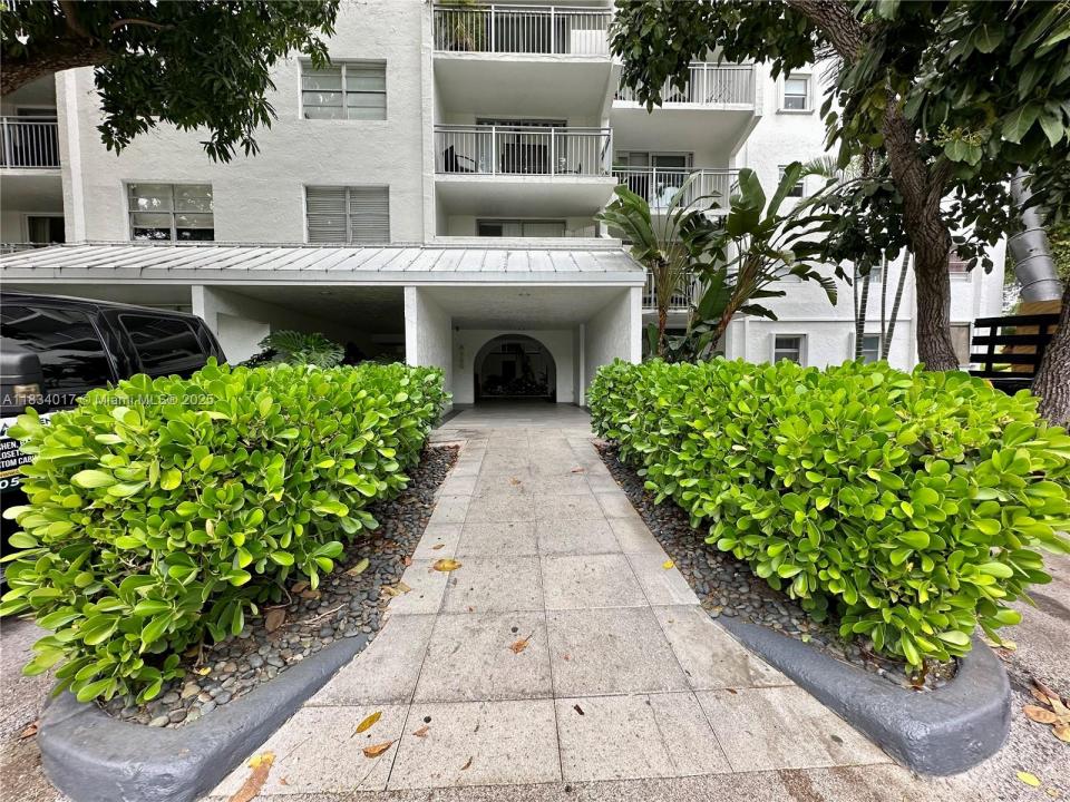 680 NE 64th St A501, Miami, Флорида 33138, Соединенные Штаты