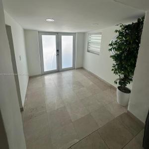 17650 NE 19th Ave, North Miami Beach, Florida 33162, USA