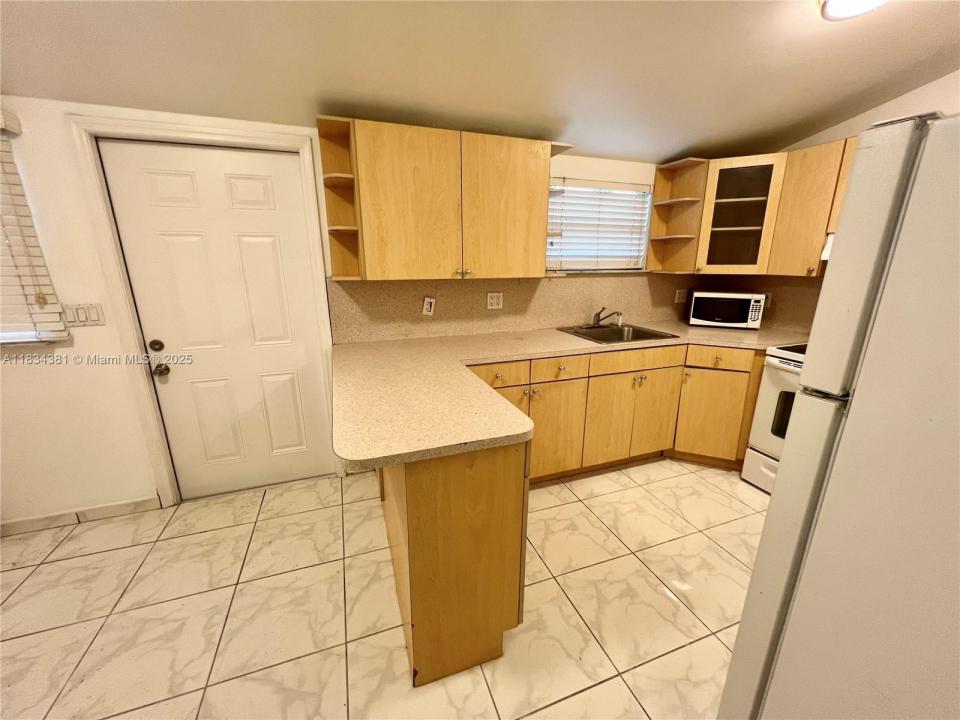 1674 NE 174th St REAR, North Miami Beach, 플로리다 33162, 미국